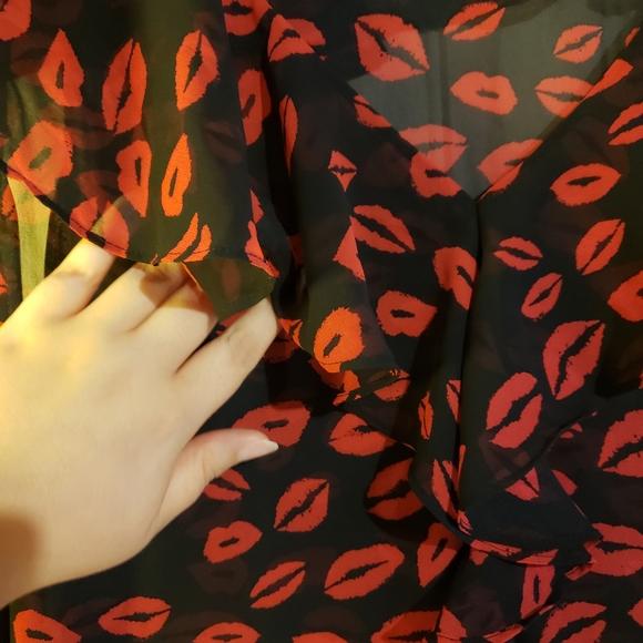 Fun Lips blouse - Picture 2 of 2